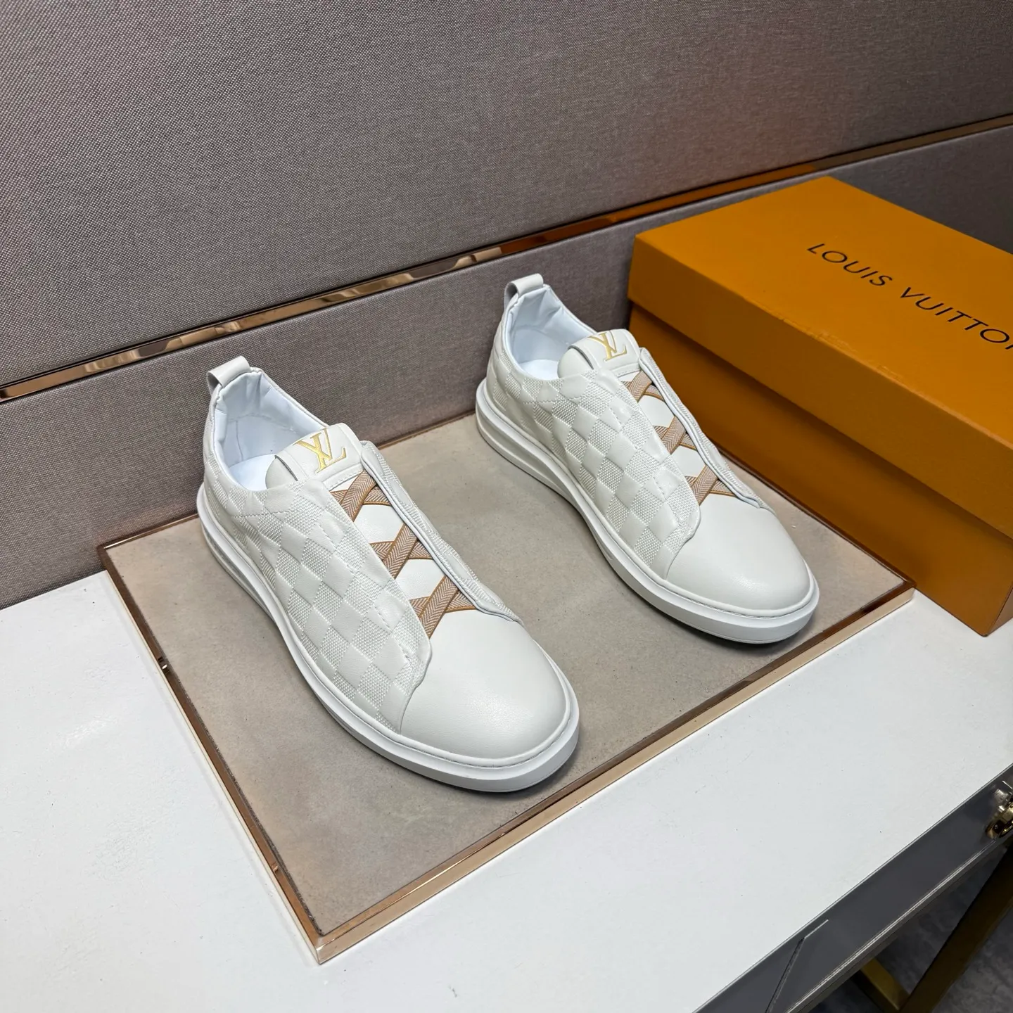 ⬛️Men's shoes 💰p442【LV～】Men's casual shoes 2025z cabinet sales simultaneously 🔶Size: 38-44#️⃣ 🔷2 colors🔜The upper is made of multi-material splicing➕Genuine leather lining, comfortable and breathable, sole: original comfortable and wear-resistant outsole, ⚠️Real shot📱Photographed🎬The real thing is better📢📢📢